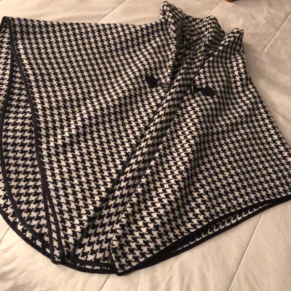 Houndstooth Cape black and white